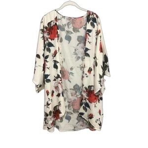 A beautiful lightweight coverup white with floral 3x- like new.